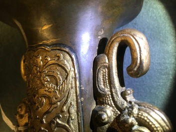 Deux vases en bronze, Chine, 19&egrave;me