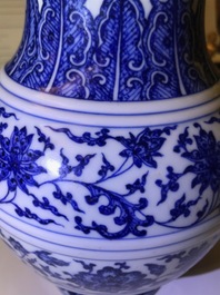 Un vase en porcelaine de Chine bleu et blanc &agrave; d&eacute;cor de rinceaux floraux, marque de Qianlong, 19/20&egrave;me