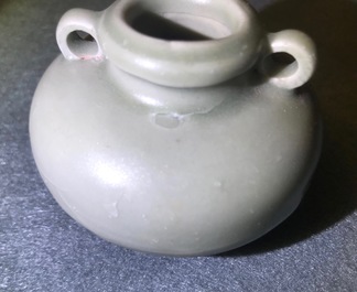 Un plat, quatre vases et deux bols en porcelaine de Chine c&eacute;ladon de Longquan, Song/Ming