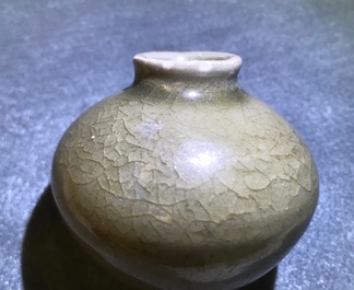 Een achthoekige Longquan celadon schotel, vier vaasjes en twee kommetjes, Song/Ming