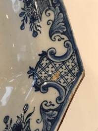 Une paire de grands plats armori&eacute;s en fa&iuml;ence polychrome de Delft, 18&egrave;me