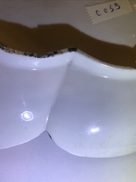Trois pi&egrave;ces de style Kakiemon en porcelaine de Chantilly, France, 18&egrave;me