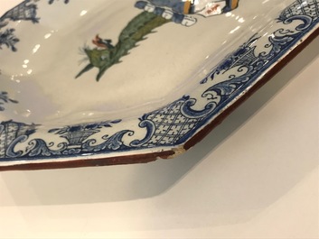 Une paire de grands plats armori&eacute;s en fa&iuml;ence polychrome de Delft, 18&egrave;me