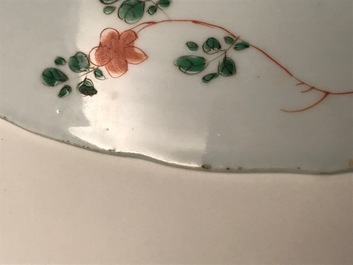 Une paire de plats en porcelaine de Chinese famille verte &agrave; d&eacute;cor d'animaux mythiques, Kangxi