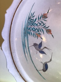 Trois pi&egrave;ces de style Kakiemon en porcelaine de Chantilly, France, 18&egrave;me