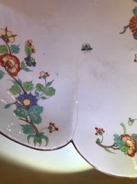 Drie stukken in Kakiemon-stijl porselein, Chantilly, Frankrijk, 18e eeuw