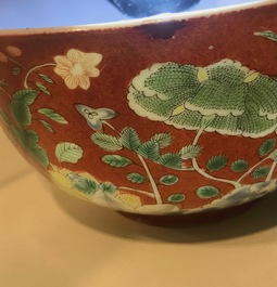 Un bol en porcelaine de Chine falancai &agrave; fond rouge de corail, marque et poss. &eacute;poque de Yongzheng