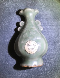 Un plat, quatre vases et deux bols en porcelaine de Chine c&eacute;ladon de Longquan, Song/Ming