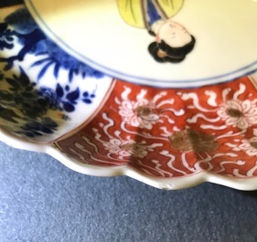 Een Chinees verte-Imari bord met een dame en een eekhoorn, Kangxi