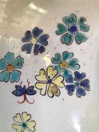 Trois pi&egrave;ces de style Kakiemon en porcelaine de Chantilly, France, 18&egrave;me