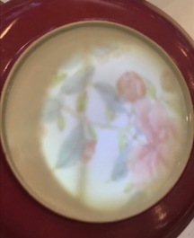 Een fijn Chinees famille rose 'ruby back' eierschaal bord met floraal decor, Yongzheng
