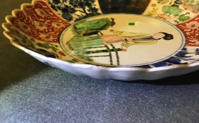 Une assiette en porcelaine de Chine verte-Imari, Kangxi