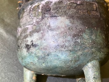 Un vase rituel de forme ding en bronze &agrave; inscription, Dynastie Des Zhou Occidentaux (11&egrave;me - 8&egrave;me a.J-C)