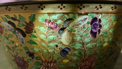 Un grand bol en porcelaine de Chine Bencharong pour le march&eacute; thai, 19&egrave;me