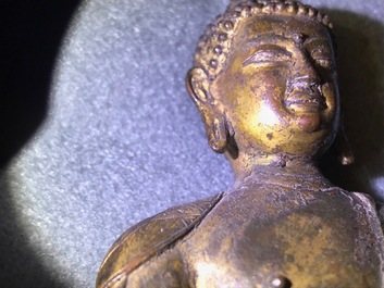 Een verguld bronzen figuur van Boeddha Shakyamuni, Tibet, 15/16e eeuw