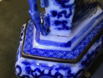 Een Chinese blauwwitte 'Bleu de Hue' altaarstand voor de Vietnamese markt, 19e eeuw