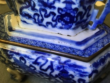 Een Chinese blauwwitte 'Bleu de Hue' altaarstand voor de Vietnamese markt, 19e eeuw