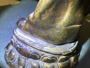 Een verguld bronzen figuur van Boeddha Shakyamuni, Tibet, 14/15e eeuw