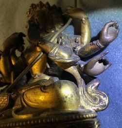 Een Sino-Tibetaanse ingelegde verguld bronzen figuur van Ushnishavijaya, 17/18e eeuw