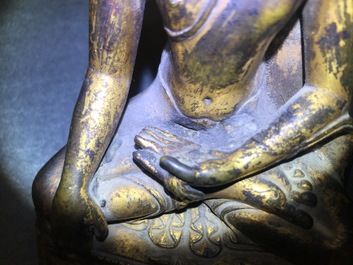 Een verguld bronzen figuur van Boeddha Shakyamuni, Tibet, 14/15e eeuw