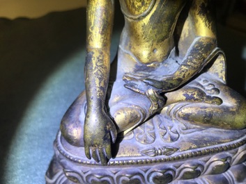 Een verguld bronzen figuur van Boeddha Shakyamuni, Tibet, 14/15e eeuw