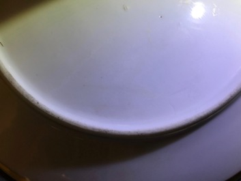 Six assiettes en porcelaine dor&eacute;e, origines diverses, 18/19&egrave;me