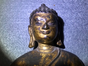 Een verguld bronzen figuur van Boeddha Shakyamuni, Tibet, 14/15e eeuw