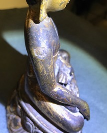 Une figure de Bouddha Shakyamuni en bronze dor&eacute;, Tibet, 14/15&egrave;me