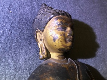 Een verguld bronzen figuur van Boeddha Shakyamuni, Tibet, 14/15e eeuw