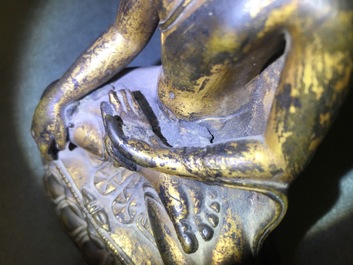 Een verguld bronzen figuur van Boeddha Shakyamuni, Tibet, 14/15e eeuw