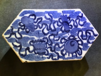 Un support d'autel et son couvercle en porcelaine de Chine 'Bleu de Hue' pour le Vietnam, 19&egrave;me