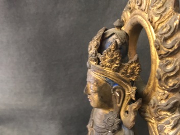 Een Sino-Tibetaanse verguld bronzen figuur van Amitayus, gedat. 1770, Qianlong