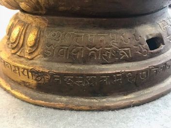 Een Tibetaanse verguld bronzen groep met Manjusri en Prajnaparamita met inscriptie, 17/18e eeuw