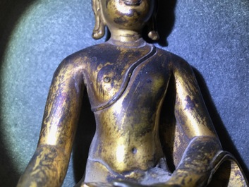 Een verguld bronzen figuur van Boeddha Shakyamuni, Tibet, 14/15e eeuw