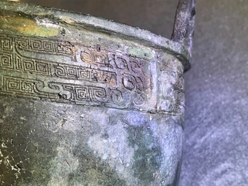 Een Chinees bronzen 'ding' ritueel vat met inscriptie, Westelijke Zhou-dynastie (11e - 8e eeuw v.C.)