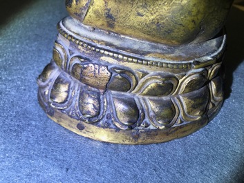 Een verguld bronzen figuur van Boeddha Shakyamuni, Tibet, 14/15e eeuw