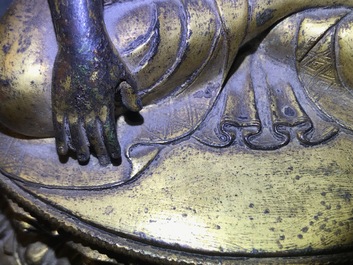 Een verguld bronzen figuur van Boeddha Shakyamuni, Tibet, 15/16e eeuw