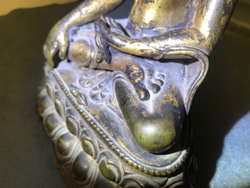 Een verguld bronzen figuur van Boeddha Shakyamuni, Tibet, 14/15e eeuw