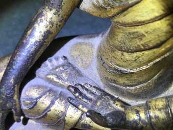 Een verguld bronzen figuur van Boeddha Shakyamuni, Tibet, 15/16e eeuw