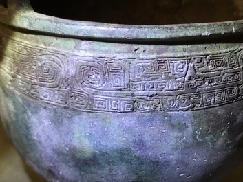 Un vase rituel de forme ding en bronze &agrave; inscription, Dynastie Des Zhou Occidentaux (11&egrave;me - 8&egrave;me a.J-C)