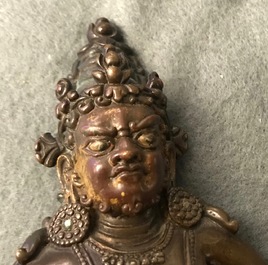 Een Sino-Tibetaanse bronzen figuur van Jambhala, 17/18e eeuw