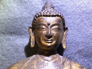 Een verguld bronzen figuur van Boeddha Shakyamuni, Tibet, 15/16e eeuw