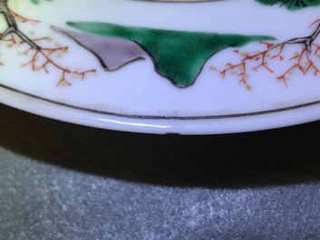 Deux assiettes en porcelaine de Chine bleu et blanc et famille verte, Kangxi