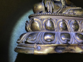 Een verguld bronzen figuur van Boeddha Shakyamuni, Tibet, 14/15e eeuw