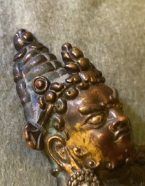 Een Sino-Tibetaanse bronzen figuur van Jambhala, 17/18e eeuw