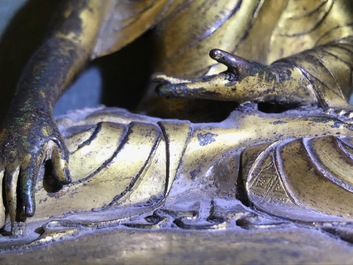 Een verguld bronzen figuur van Boeddha Shakyamuni, Tibet, 15/16e eeuw