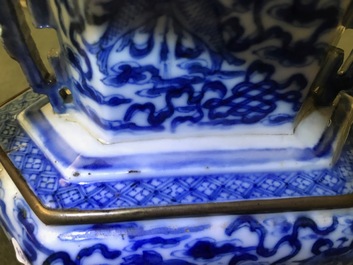 Un support d'autel et son couvercle en porcelaine de Chine 'Bleu de Hue' pour le Vietnam, 19&egrave;me