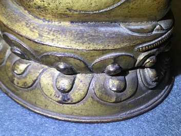 Een verguld bronzen figuur van Boeddha Shakyamuni, Tibet, 15/16e eeuw