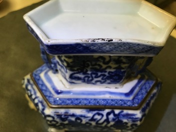 A Chinese blue and white 'Bleu de Hue' Vietnamese market altar stand and cover, 19th C.