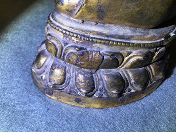 Une figure de Bouddha Shakyamuni en bronze dor&eacute;, Tibet, 14/15&egrave;me